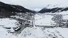 Livigno dall'alto nei giorni pre-Olimpiadi - Foto Ansa/Stefano Rellandini/Afp © www.giornaledibrescia.it