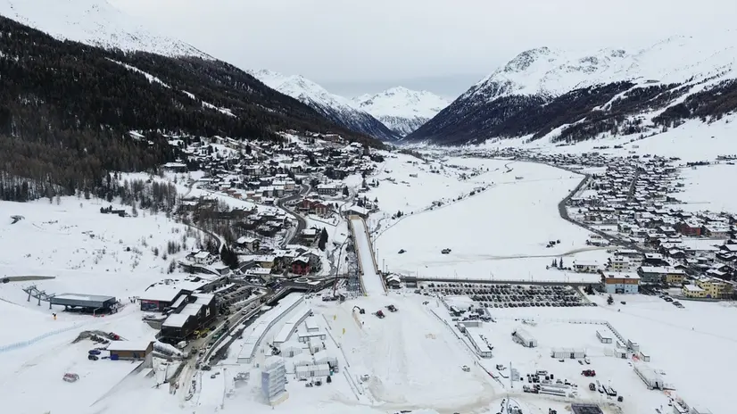 Livigno dall'alto nei giorni pre-Olimpiadi - Foto Ansa/Stefano Rellandini/Afp © www.giornaledibrescia.it