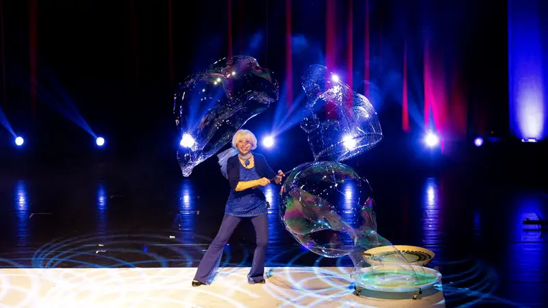 Silvia Gaffurini con le sue bolle giganti