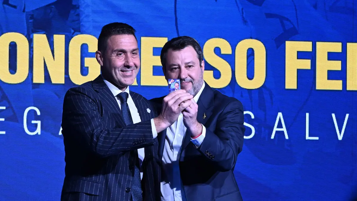 Roberto Vannacci e Matteo Salvini insieme al Congresso federale della Lega - Foto Ansa/Claudio Giovannini © www.giornaledibrescia.it