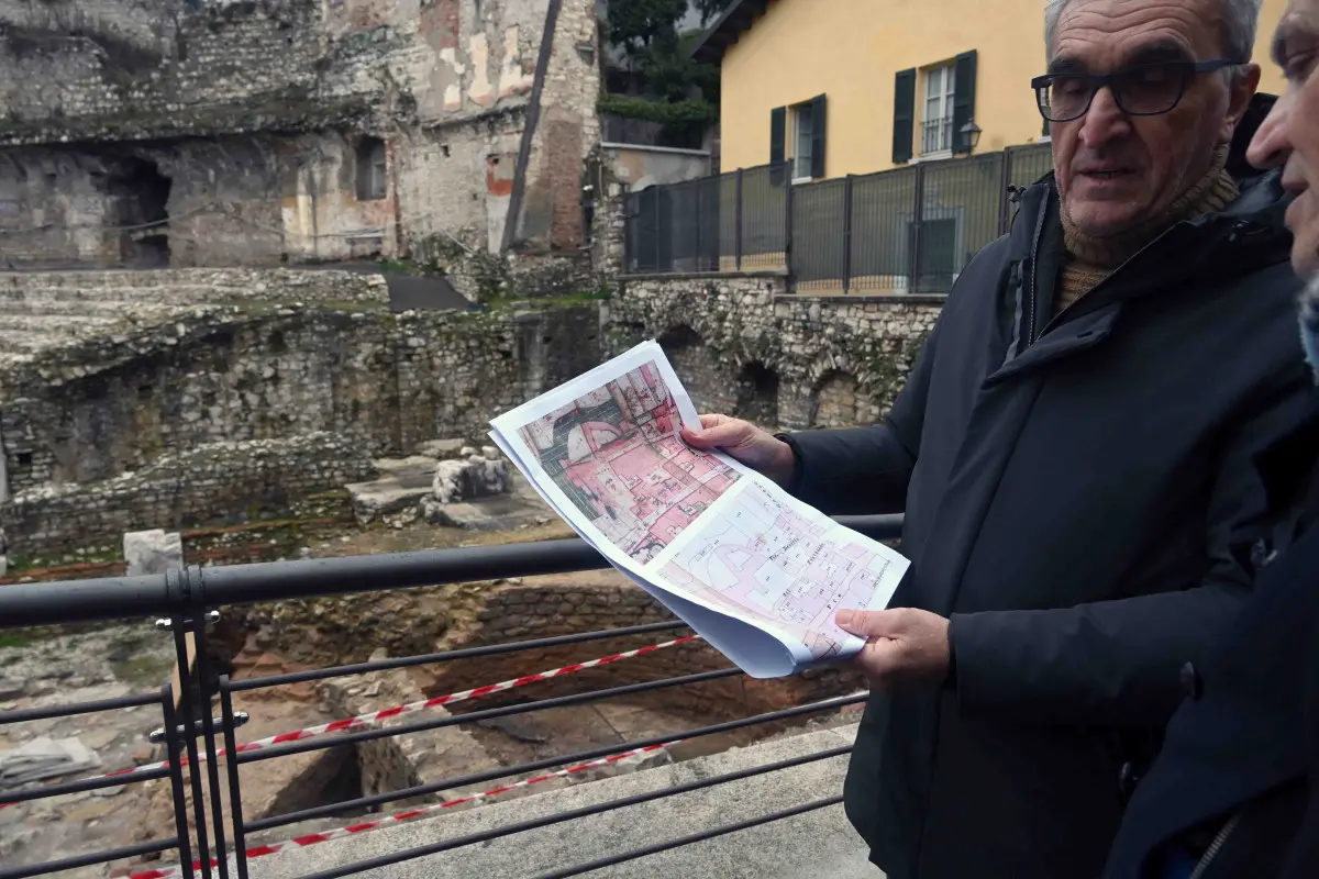 La Commissione in visita al Teatro romano