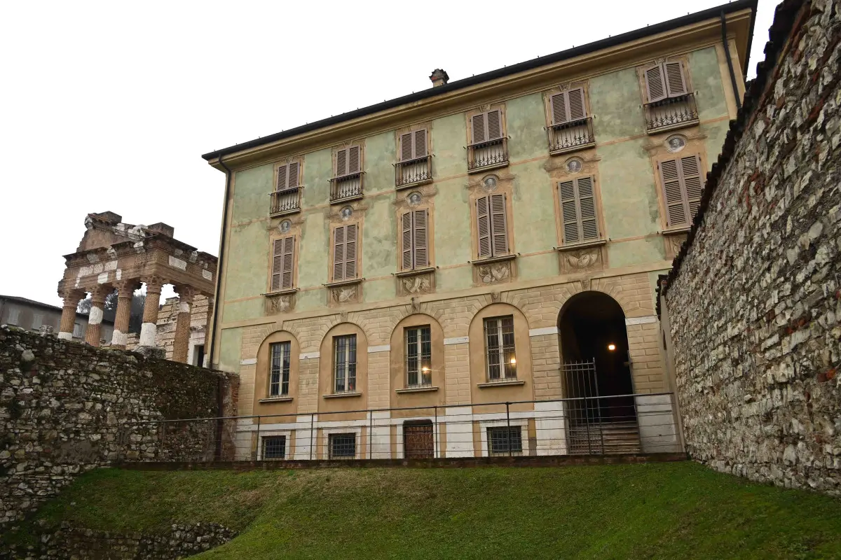 La Commissione in visita al Teatro romano