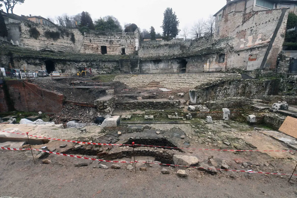 La Commissione in visita al Teatro romano