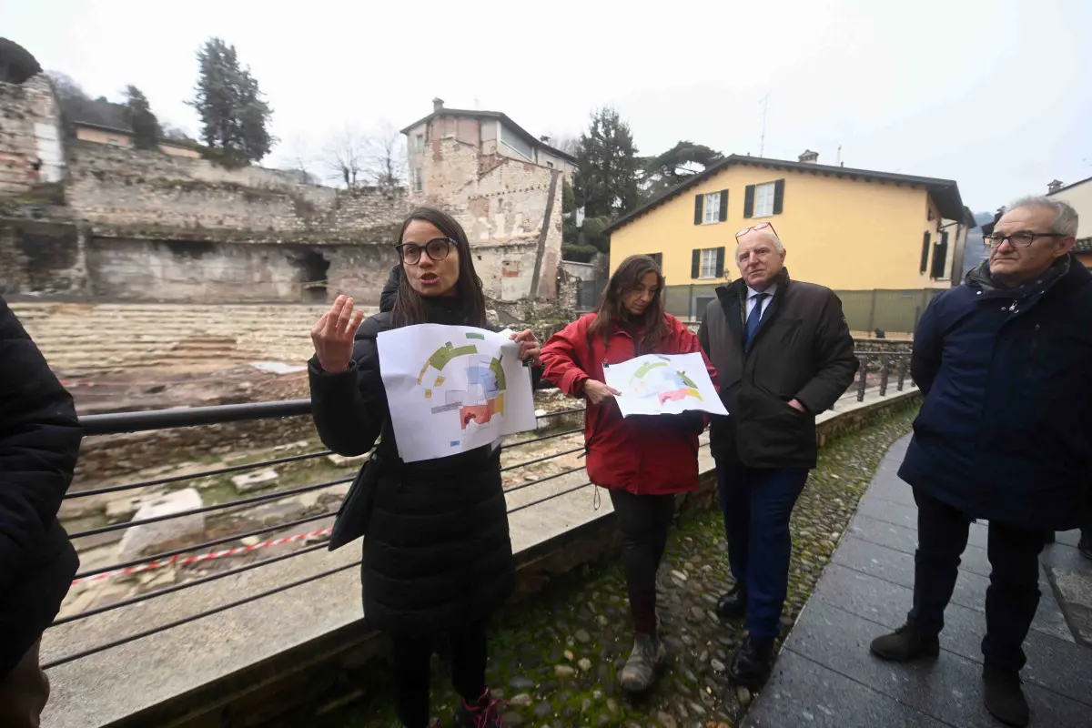 La Commissione in visita al Teatro romano