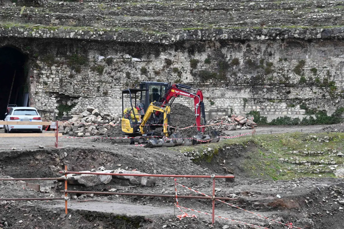 La Commissione in visita al Teatro romano