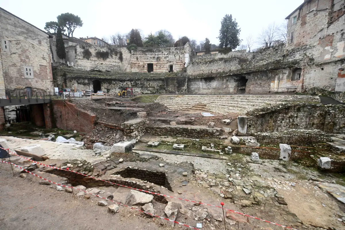 La Commissione in visita al Teatro romano
