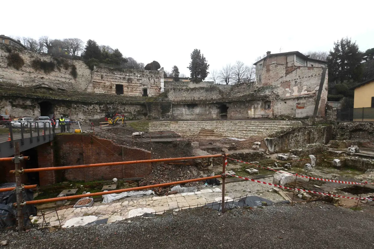 La Commissione in visita al Teatro romano