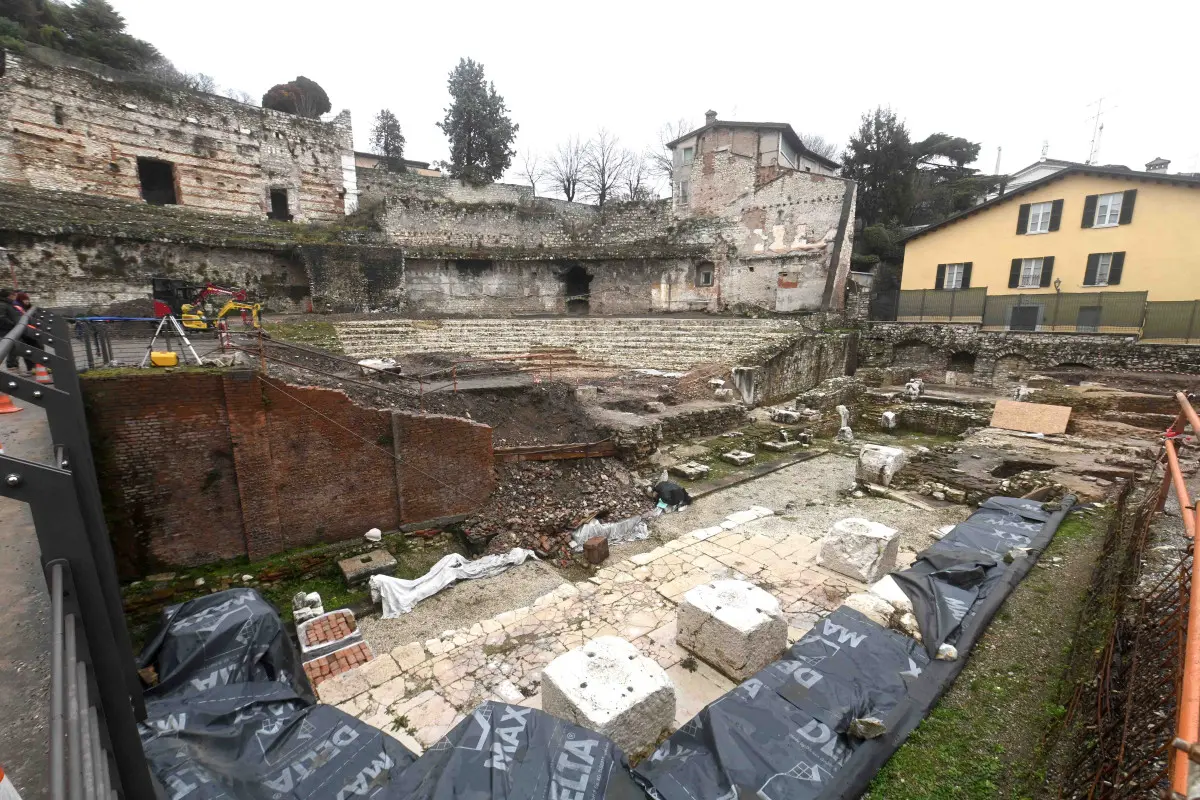 La Commissione in visita al Teatro romano