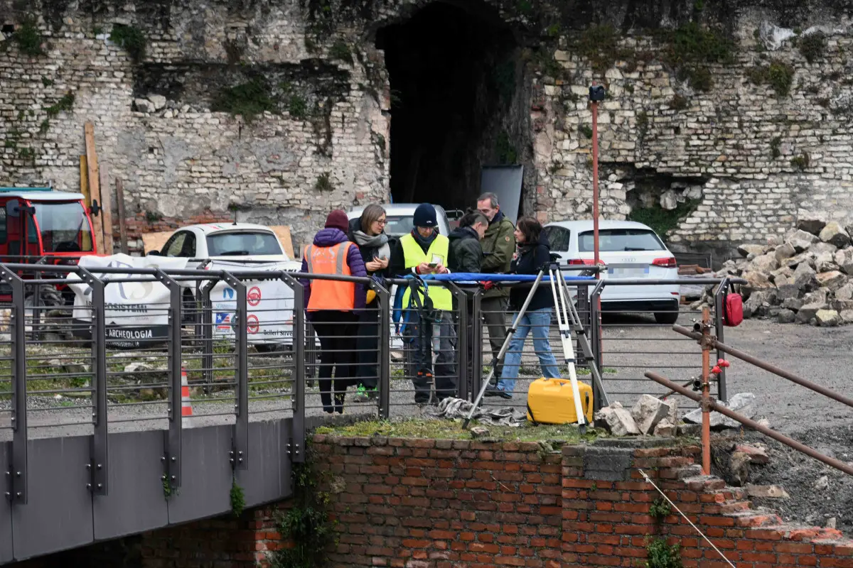 La Commissione in visita al Teatro romano