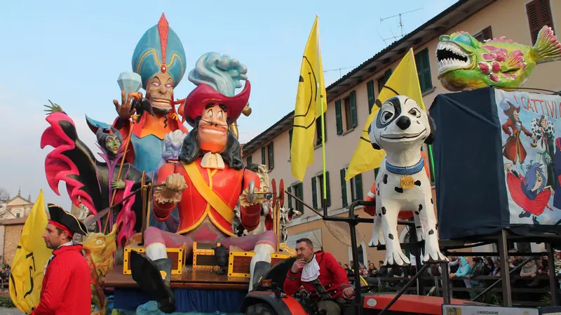 Il carro che ha vinto il Carnevale di Erbusco nel 2023 © www.giornaledibrescia.it