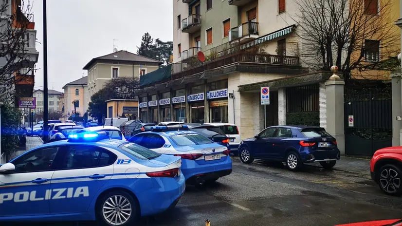 Le volanti intervenute sul posto - © www.giornaledibrescia.it