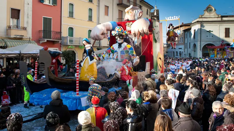 Una passata sfilata dei carri allegorici a Montichiari © www.giornaledibrescia.it