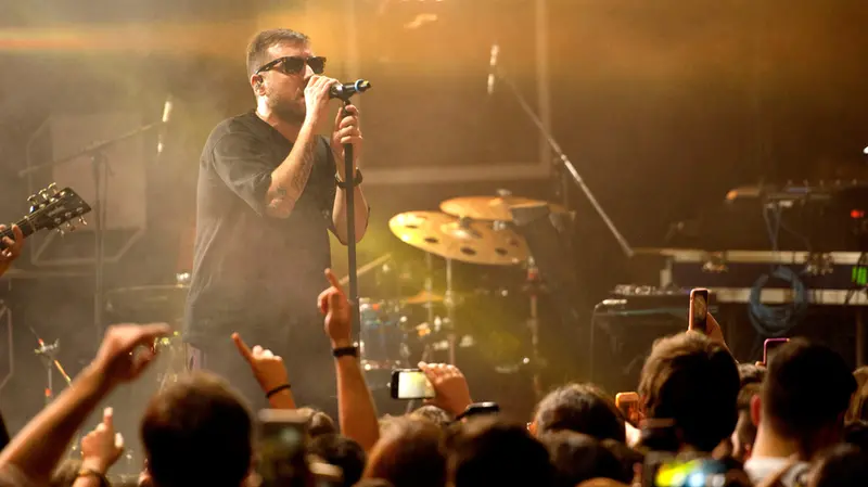 Coez sul palco di un suo concerto