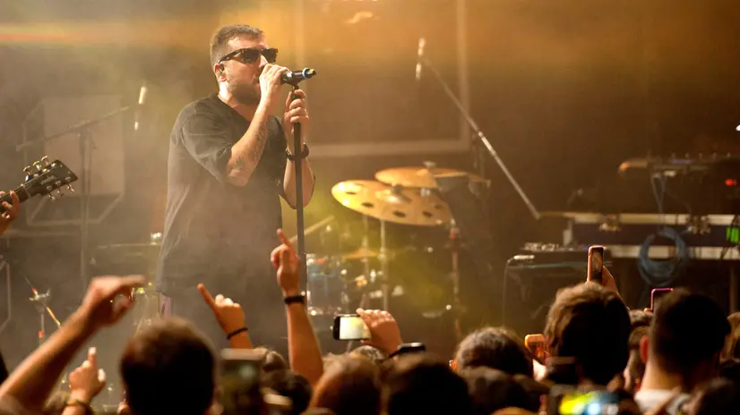 Coez sul palco di un suo concerto