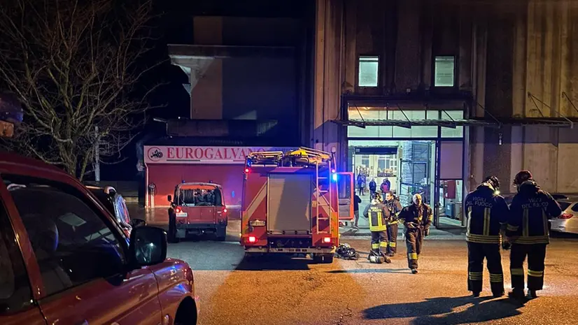 Vigili del fuoco fuori dall'azienda di Lodrino - © www.giornaledibrescia.it