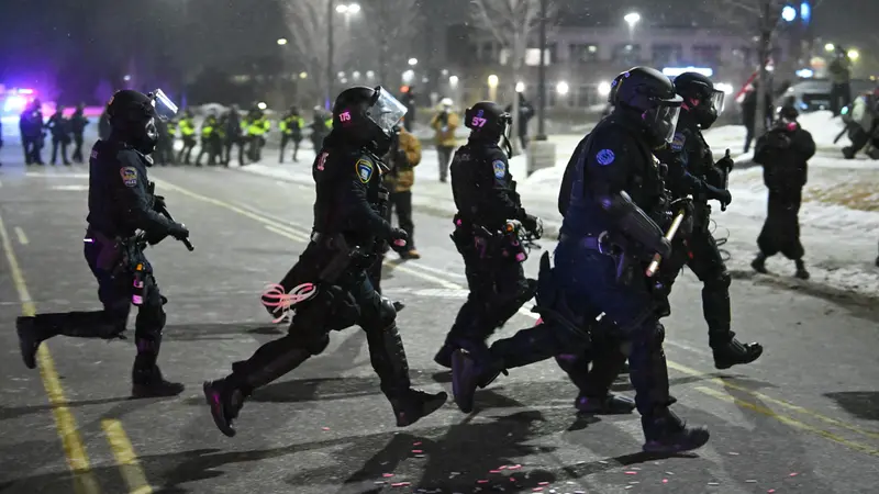 Agenti federali - Foto Ansa © www.giornaledibrescia.it