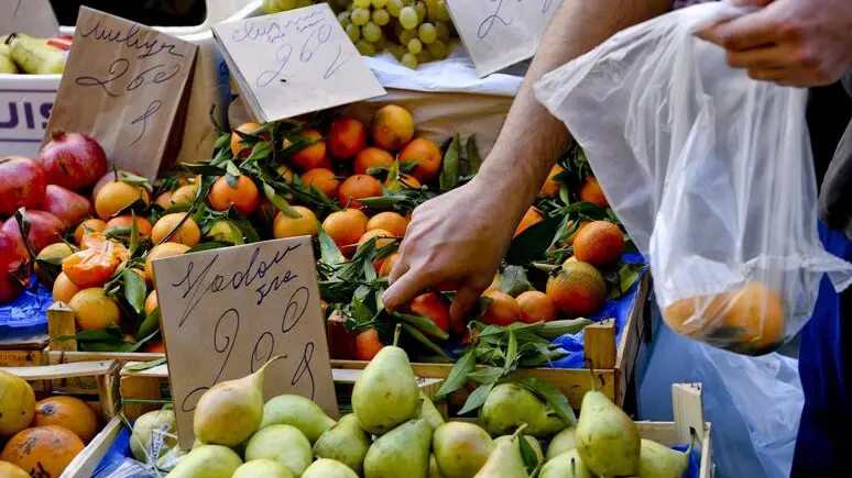 Frutta in vendita al mercato - Foto Ansa/Ciro Fusco © www.giornaledibrescia.it