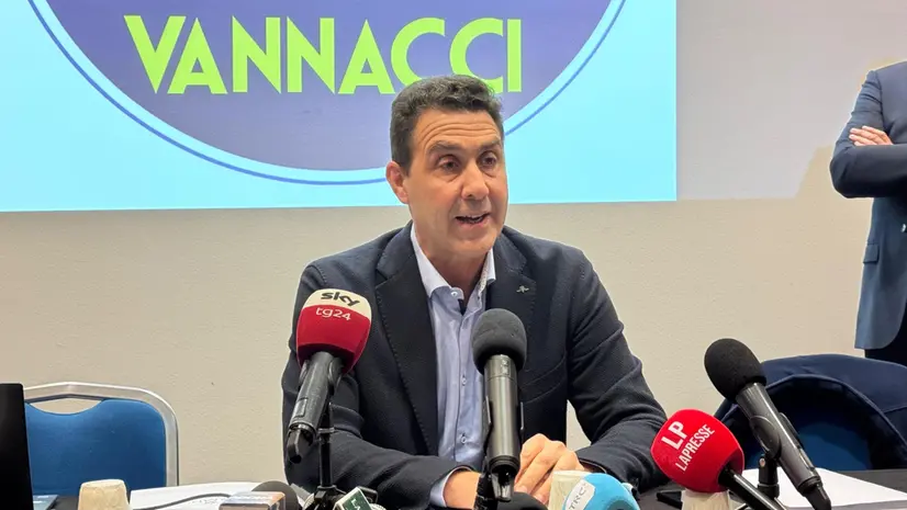 Roberto Vannacci all'incontro sulla remigrazione a Modena - Foto Ansa © www.giornaledibrescia.it