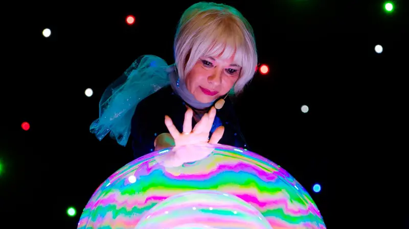 Un dettaglio dello spettacolo delle bolle di sapone giganti