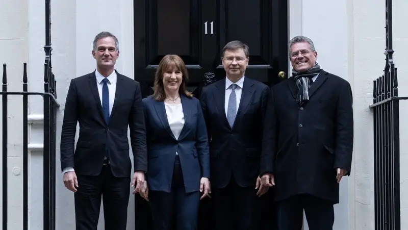 Da sinistra il segretario Uk per gli affari economici Kyle, la cancelliera dello Scacchiere Reeves e i commissari europei Dombrovskis e Sefcovic