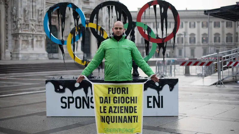 La protesta di Greenpeace contro Eni - Foto Ansa © www.giornaledibrescia.it