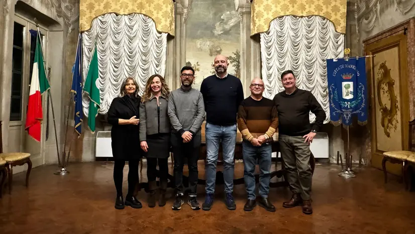 La Giunta con al centro il sindaco Paolo Vittorielli - © www.giornaledibrescia.it