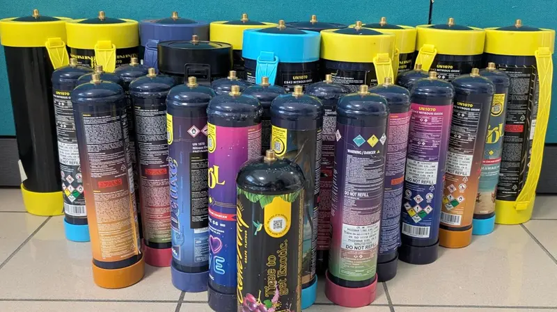 Le bombolette di gas esilarante ritrovare in diverse zone tra Gardone Valtrompia, Sarezzo e Villa Carcina © www.giornaledibrescia.it