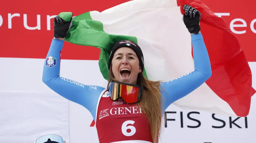 Sofia Goggia con la bandiera tricolore al vento © www.giornaledibrescia.it