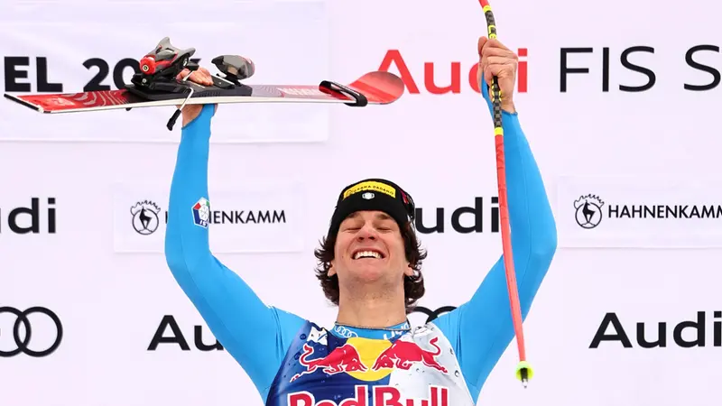 epa12677271 First placed Giovanni Franzoni of Italy celebrates on the podium after the Men's Downhill race at the FIS Alpine Skiing World Cup in Kitzbuehel, Austria, 24 January 2026.  EPA/ANNA SZILAGYI