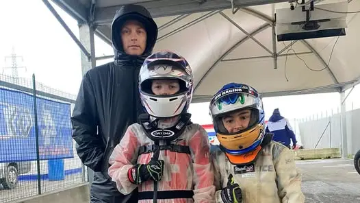 Raikkonen con il figlio Robin e un bambino (da Facebook)