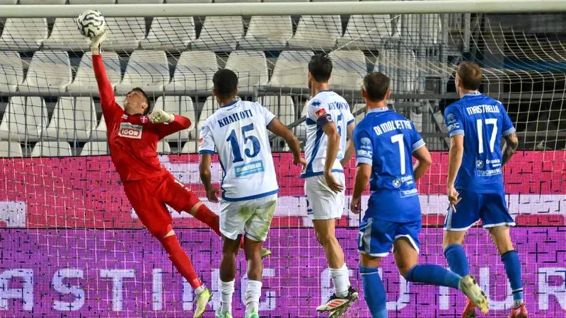 Una delle tante parate di Boseggia all'andata - Foto New Reporter Pasotti © www.giornaledibrescia.it