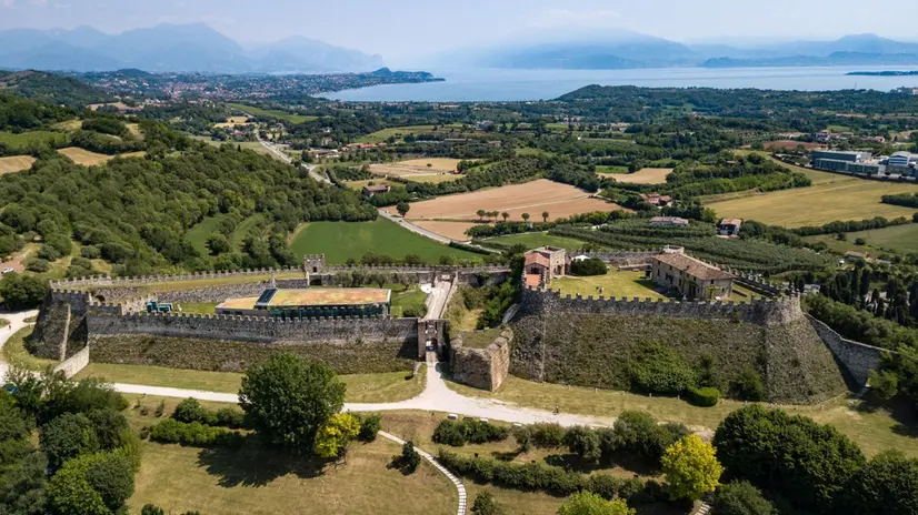Una veduta aerea della Rocca di Lonato, sullo sfondo il lago di Garda