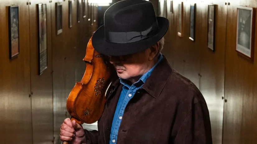 Maestro, Mauro Pagani ritratto con il suo violino - Foto Chiara Mirelli