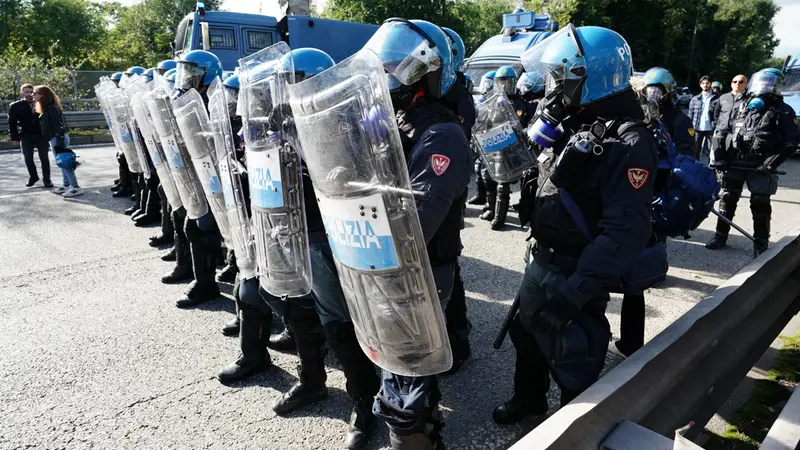 Agenti di Polizia a Torino durante una manifestazione pro-Pal - Foto Ansa © www.giornaledibrescia.it