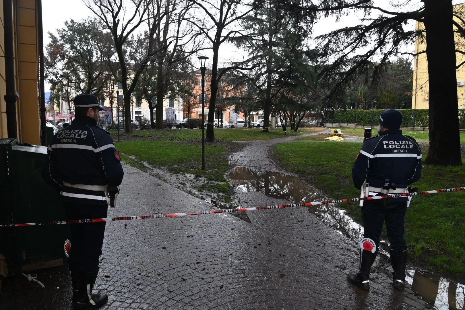 Tragedia in un parco di via Milano, morto un uomo su una panchina