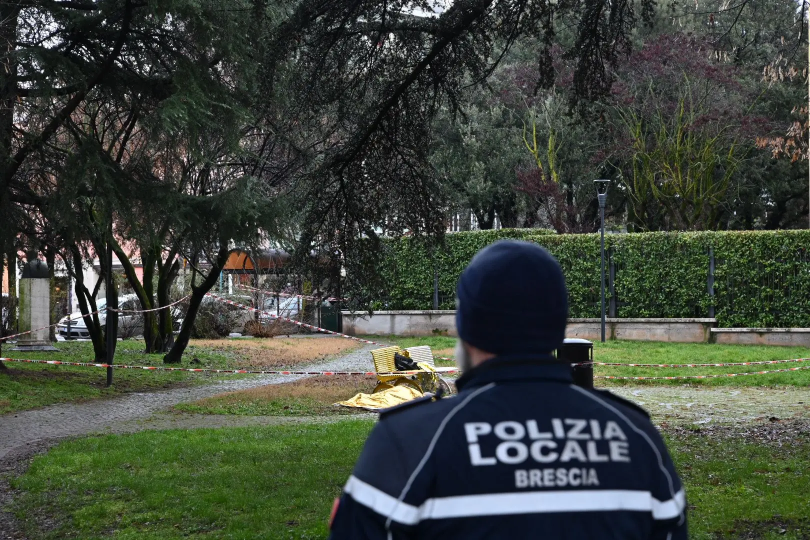 Tragedia in un parco di via Milano, morto un uomo su una panchina