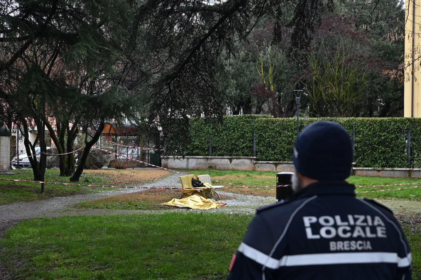 Tragedia in un parco di via Milano, morto un uomo su una panchina