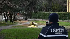 Tragedia in un parco di via Milano, morto un uomo su una panchina