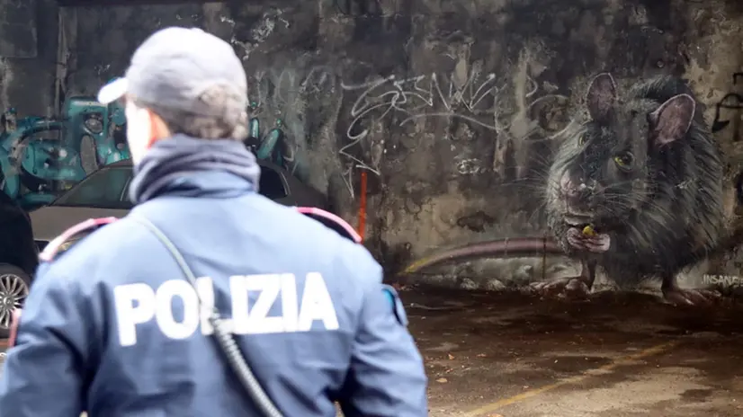 Milano, uno dei clochard è morto sotto il cavalcavia di viale Padova - Foto Ansa © www.giornaledibrescia.it