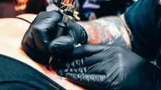 Nuove regole per i tatuatori