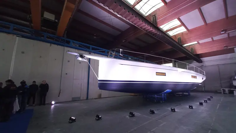 L'imbarcazione è lunga 17,90 metri - © www.giornaledibrescia.it