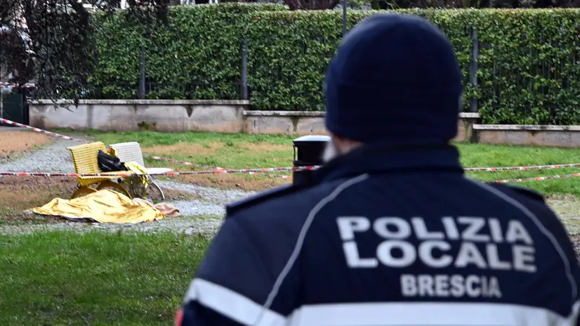 In un parco di via Milano è stato trovato senza vita un clochard di 42 anni - Foto Gabriele Strada Neg © www.giornaledibrescia.it