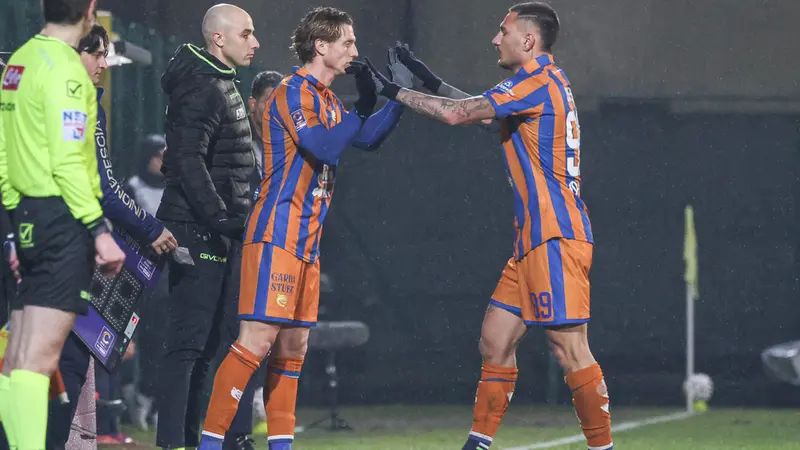 Crespi e Video durante la partita con la Giana Erminio - Foto New Reporter Nicoli © www.giornaledibrescia.it