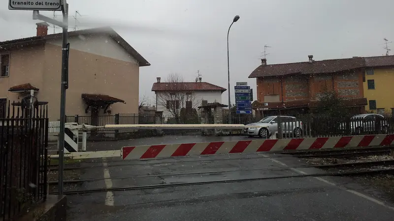 Giù le sbarre al passaggio a livello di Bornato
