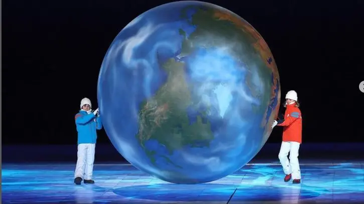 Gloria e Vittorio Folonari, due ragazzini bresciani, portano il «mondo» durante la cerimonia di chiusura