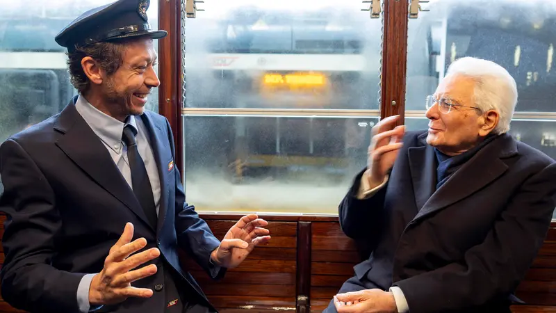 Il presidente Mattarella a bordo del tram condotto da Valentino Rossi © www.giornaledibrescia.it