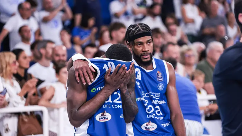 Jason Burnell e Demetre Rivers in gara-3 della finale scudetto - Foto New Reporter © www.giornaledibrescia.it