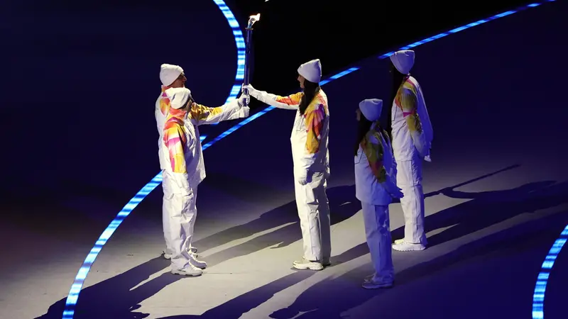 Franco Baresi, Beppe Bergomi e Anna Danesi con la Torcia olimpica - Foto Ansa © www.giornaledibrescia.it