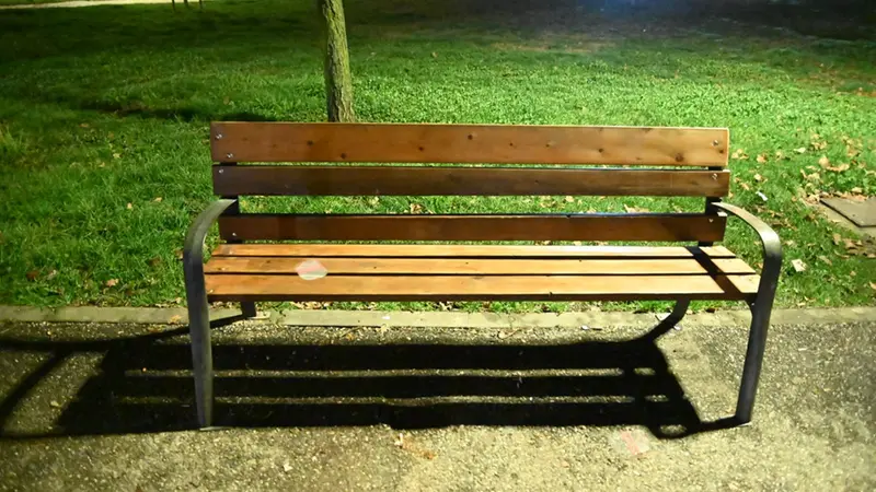 La panchina su cui è stata trovata la seconda vittima - Foto Gabriele Strada/Neg © www.giornaledibrescia.it