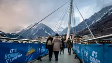 Turisti a Bormio per le Olimpiadi invernali - Foto Ansa/Michael Buholzer © www.giornaledibrescia.it